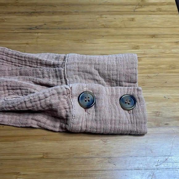 GUC Free People- All About The Feels Button Down in Peach. Size M - Picture 8 of 8